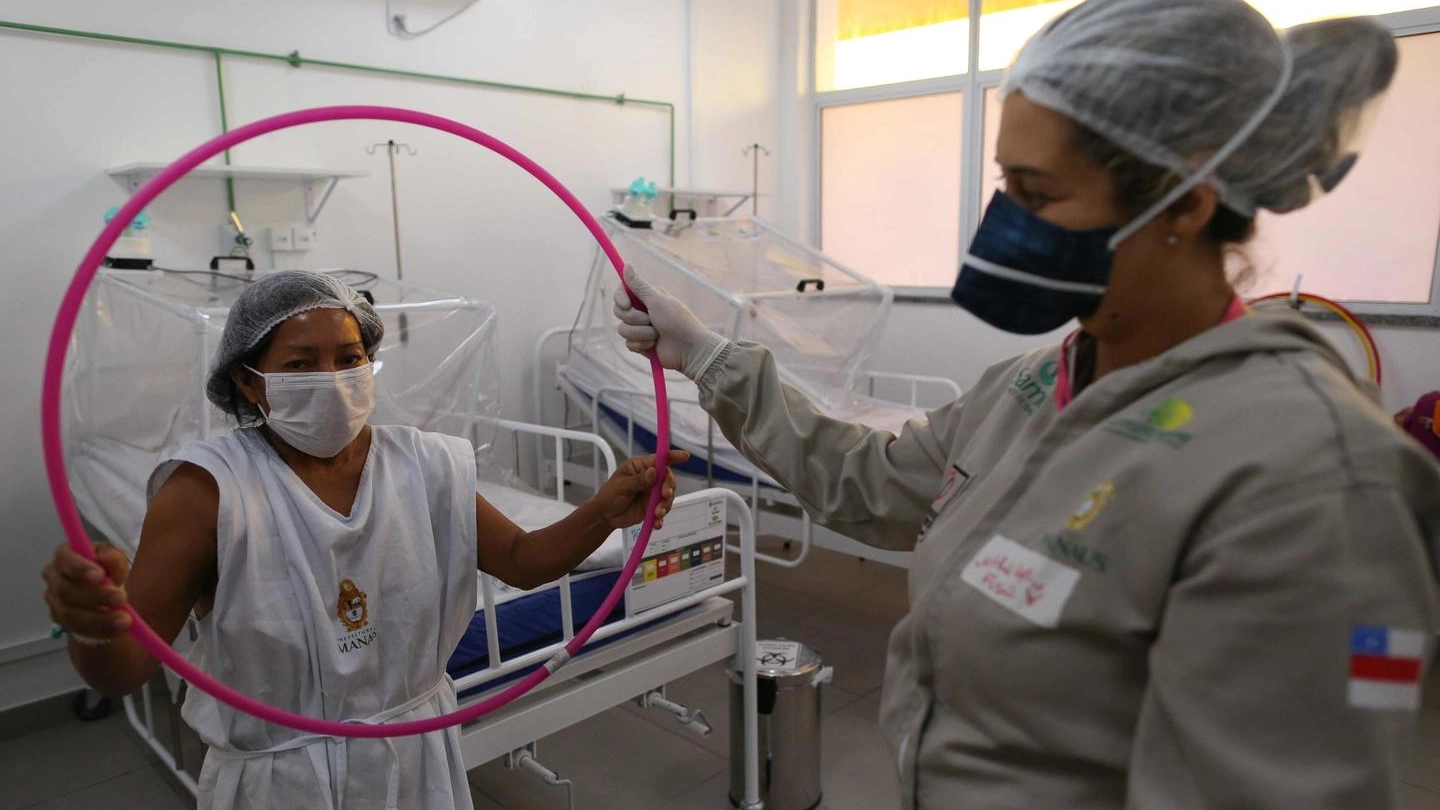 Riabilitazione di un paziente Covid in un ospedale brasiliano (Ansa)