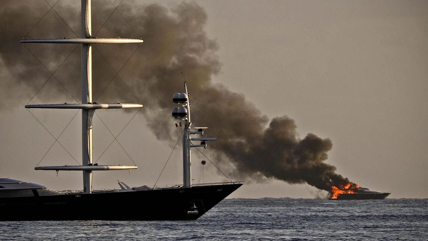 Lo yacht di Aurelio De Laurentiis in fiamme nel Golfo di Napoli (Ansa)