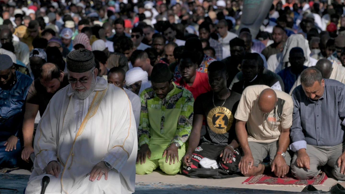 Centinaia di fedeli dell'Islam in preghiera a Napoli per la Festa del sacrificio
