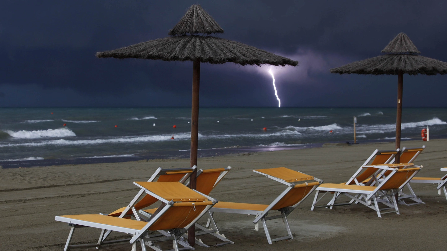 Previsioni meteo, weekend di maltempo. Foto d'archivio: un fulmine sul mare (Ansa)
