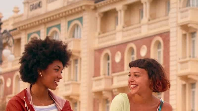Coco Rebecca Edogamhe, 19 anni, a sinistra, nella serie Summertime in onda su Netflix
