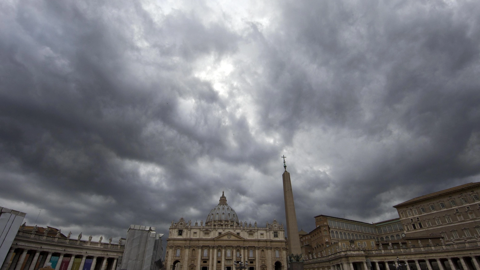 Veduta generale di piazza San Pietro sotto un cielo nuvoloso (Ansa)