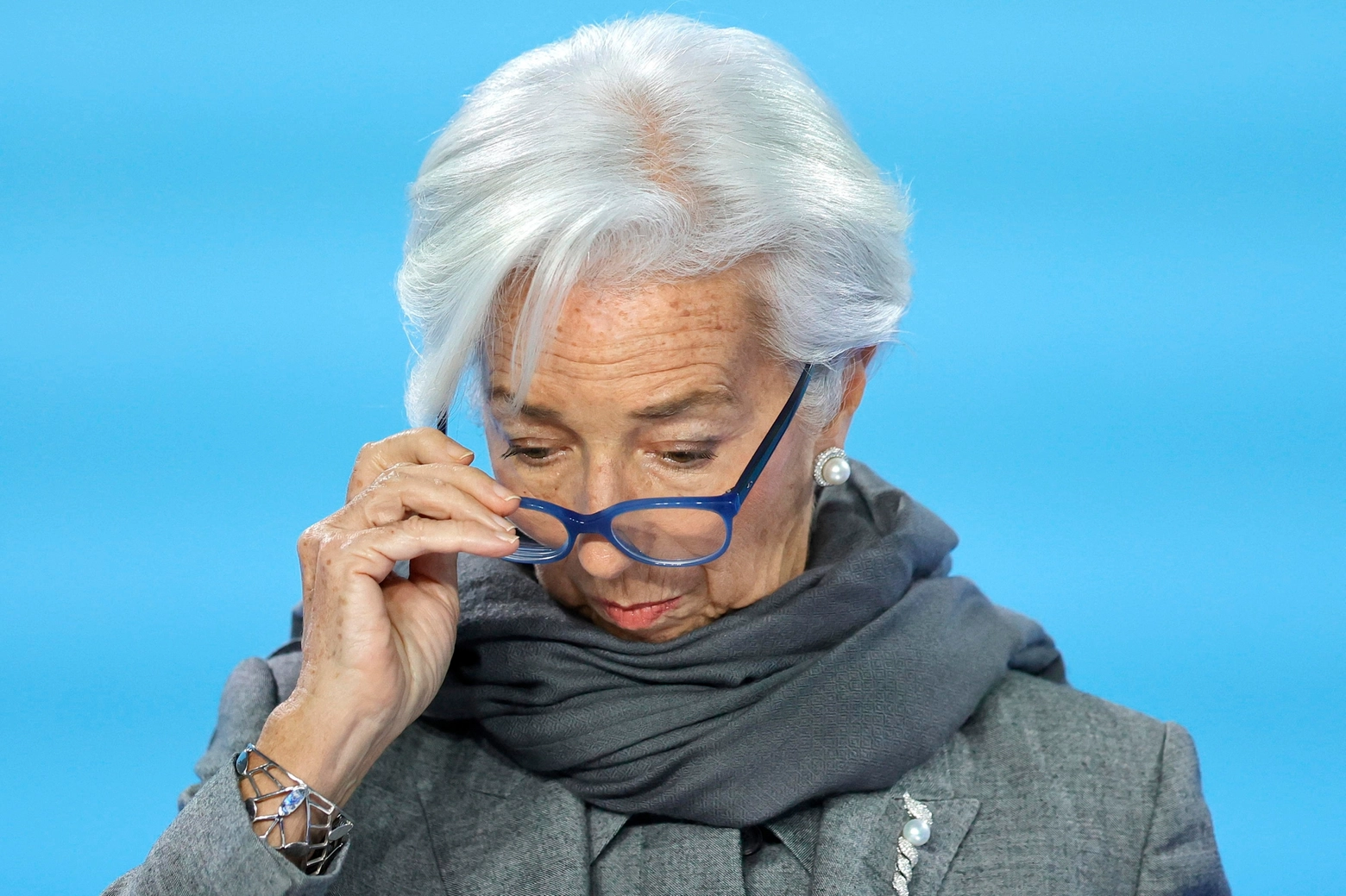 La presidente della Bce, Christine Lagarde con una sciarpa per i postumi del Covid