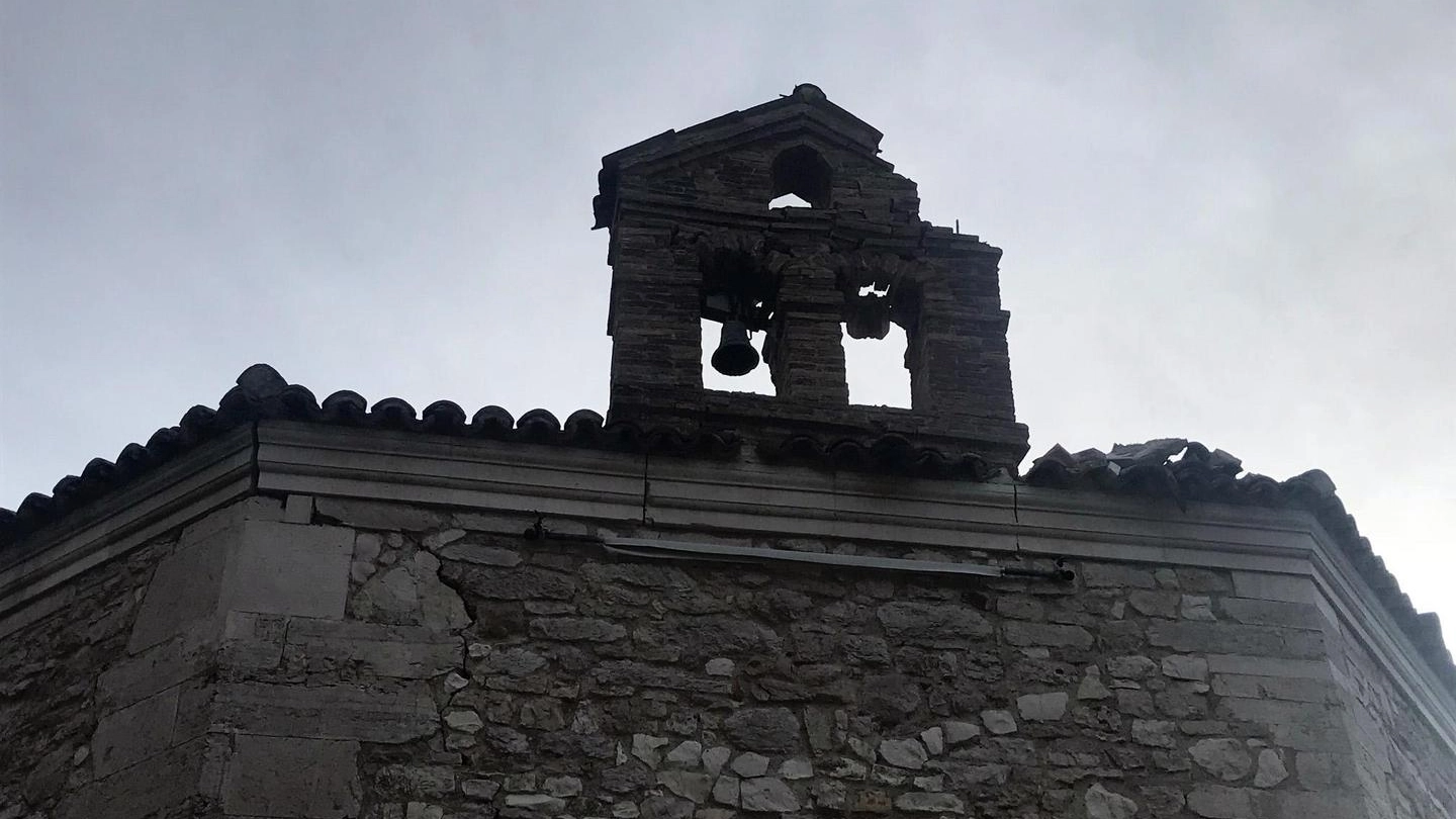 I danni causati dalla scossa di terremoto alla chiesa di Santa Maria di Varano (Ansa)