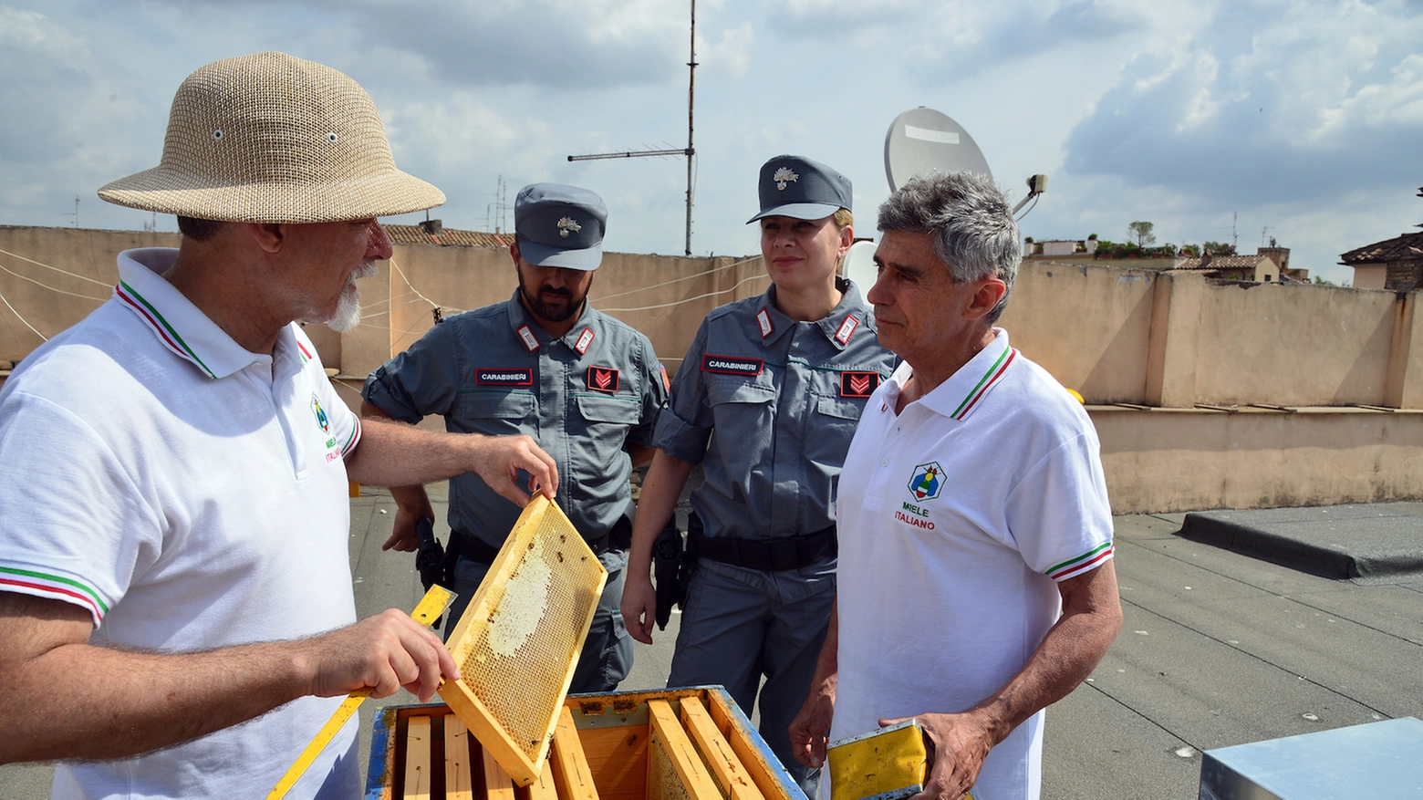 Gli esperti della Federazione apicoltori italiani con i carabinieri della Forestale (Fai)