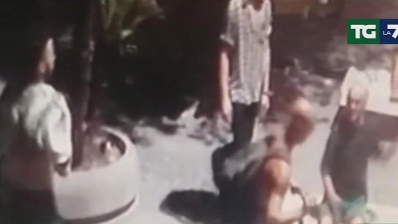 Frame del video di sorveglianza mostra l'uomo con lo zaino nella notte dell'omicidio(Ansa)