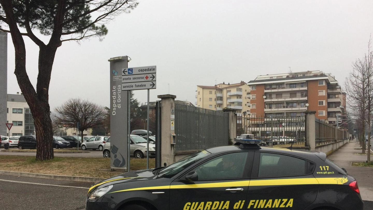 Le Fiamme gialle davanti all'ospedale di Gorizia (Ansa)