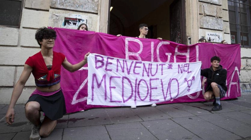 Protesta degli studenti del liceo Righi di Roma contro il dress code (foto d’archivio)