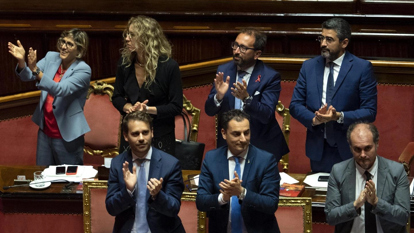 I ministri Bongiorno, Stefani, Bonafede e Fraccaro dopo il sì al Codice Rosso (Ansa)