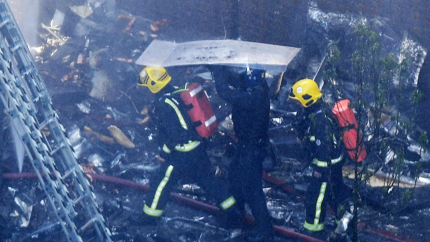 Incendio a Londra, soccorritori in azione (Ansa)