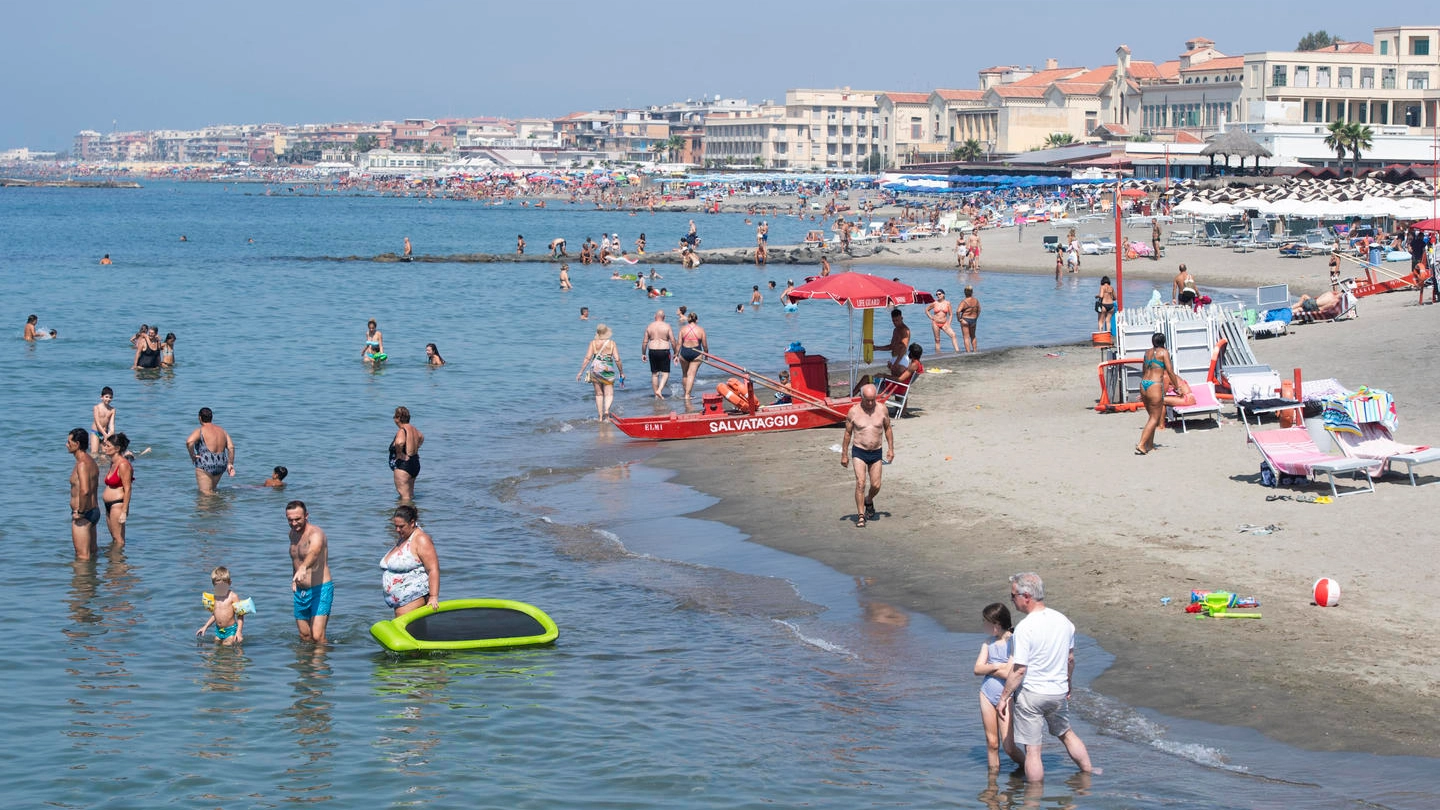 Gente in spiaggia a Ostia (Ansa)