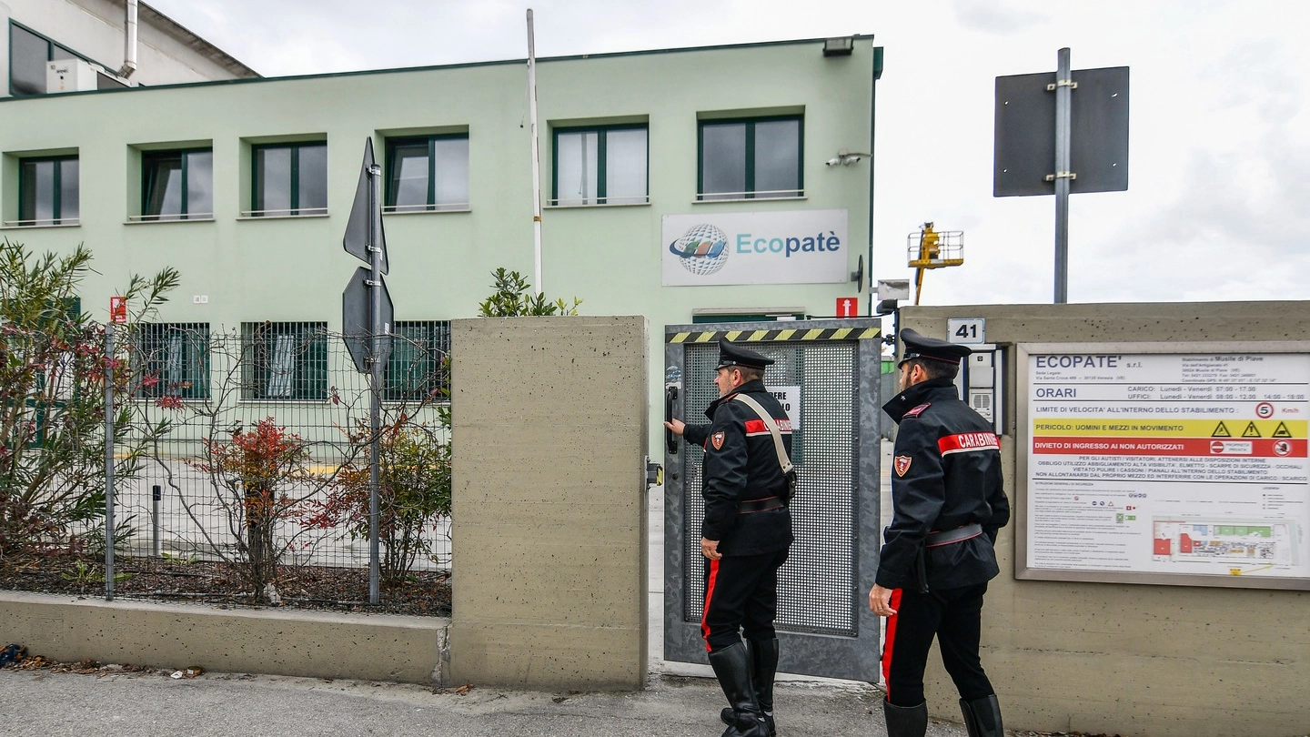 Neonato trovato morto in discarica: le indagini dei carabinieri (Lapresse)
