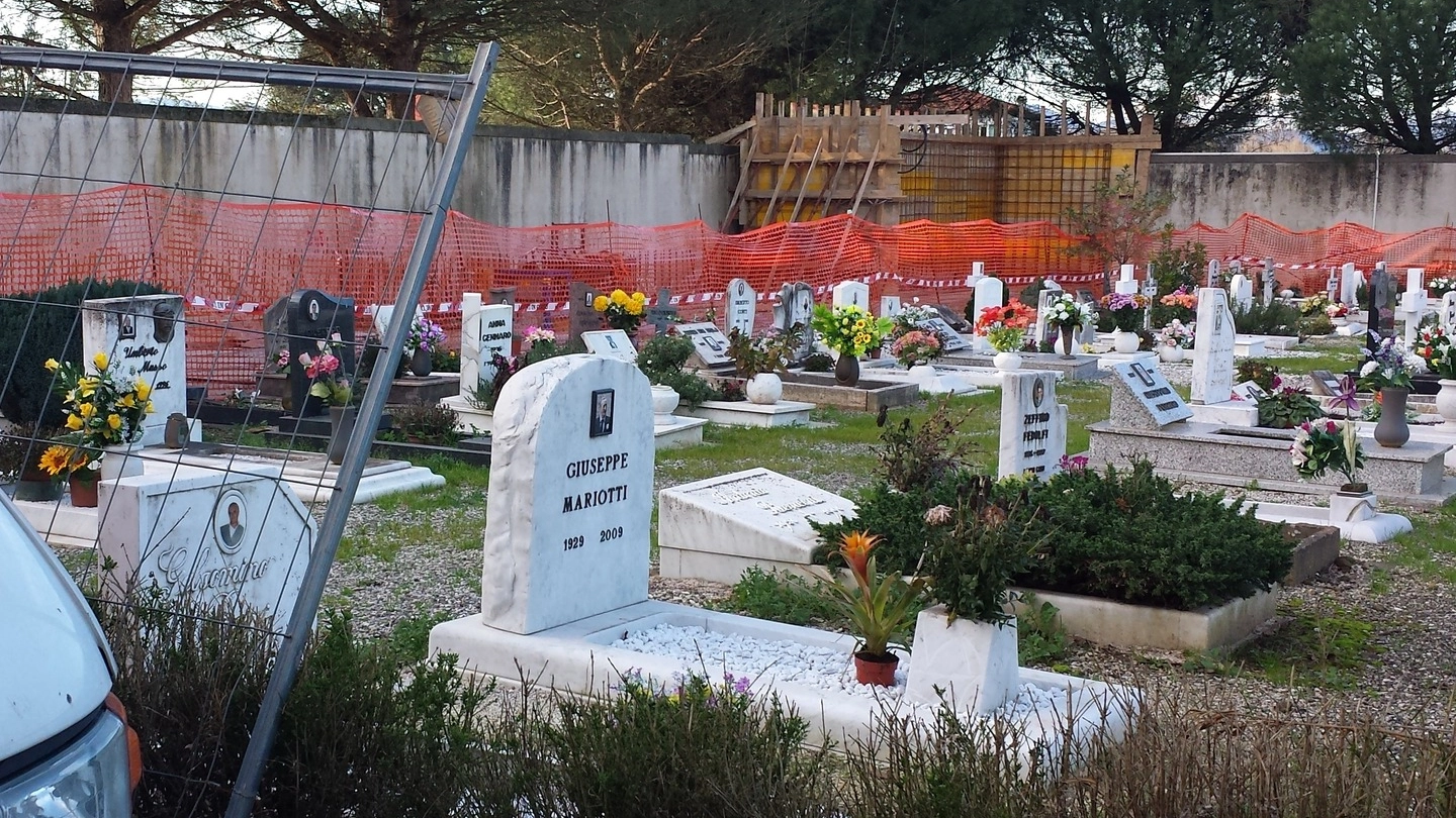 Le salme «parcheggiate» nella camera mortuaria del cimitero di via Falcinello e, a destra, il cantiere aperto per la costruzione dei nuovi loculi