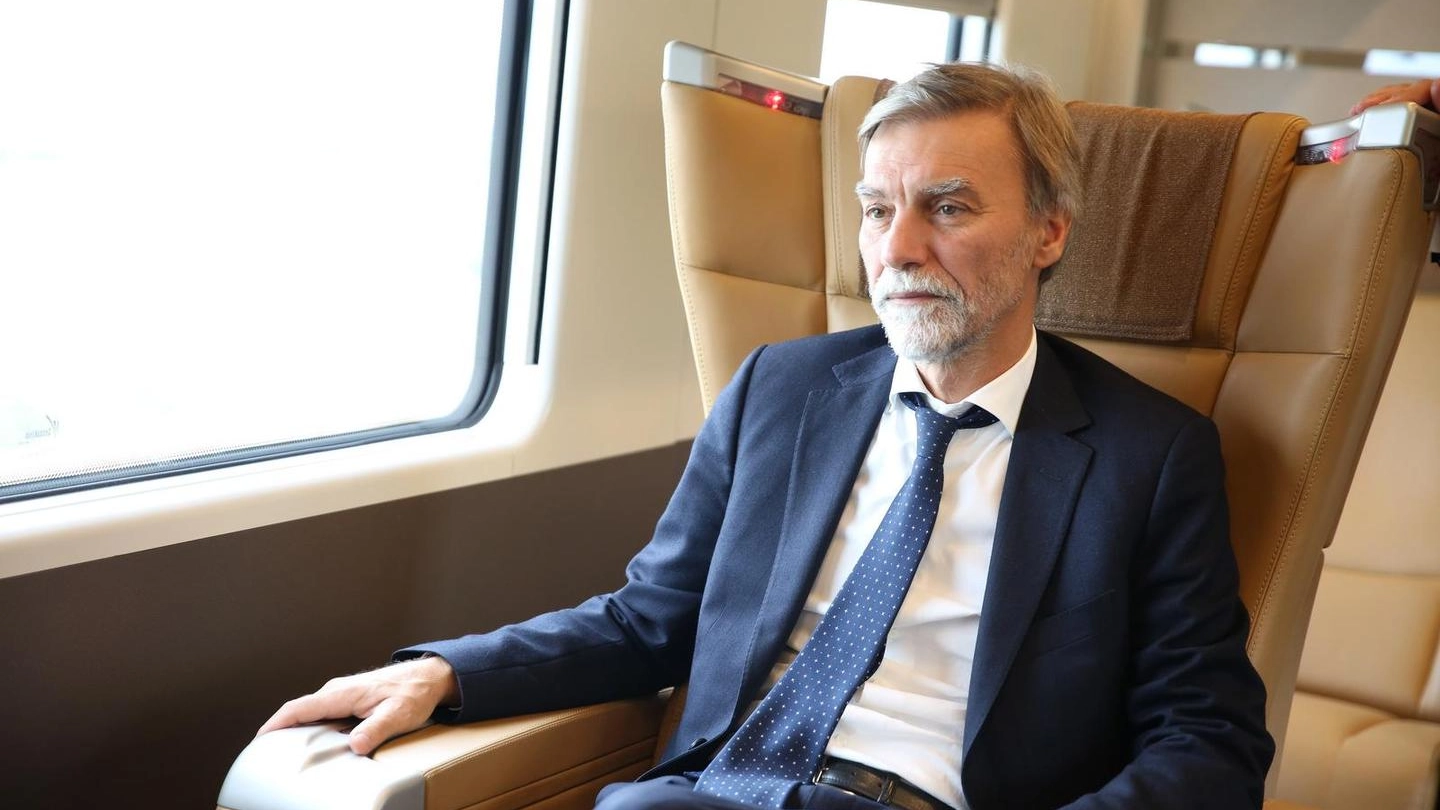 Il ministro dei trasporti Graziano Delrio in treno