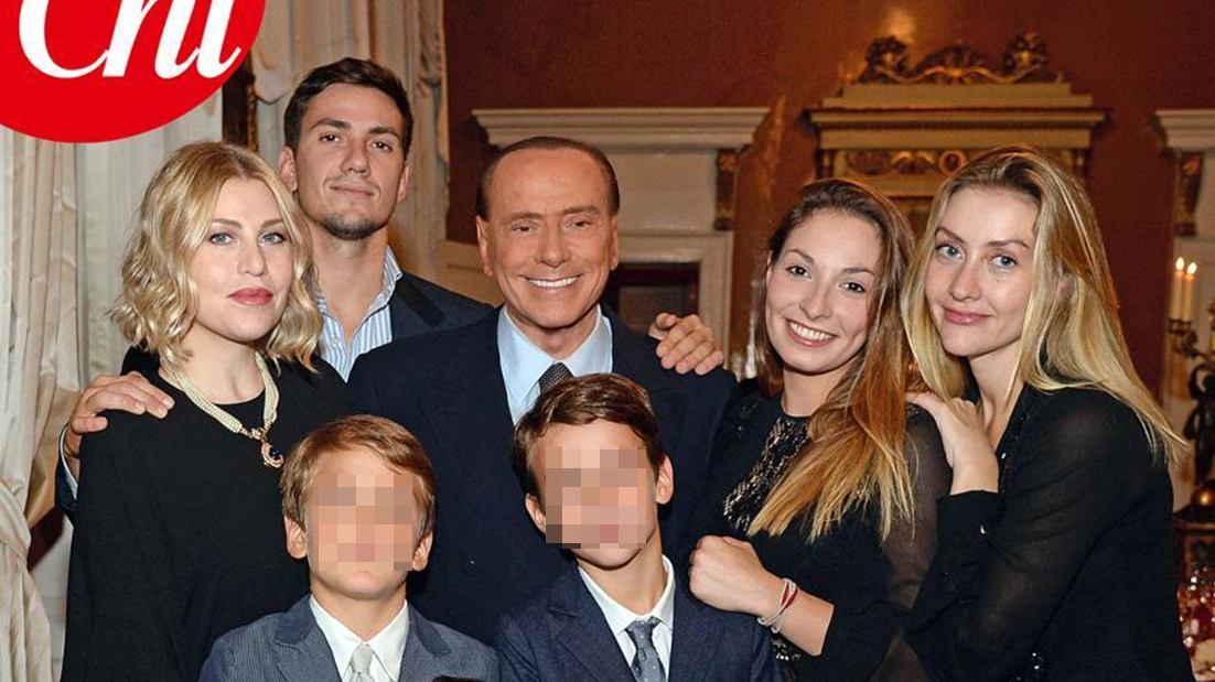 Silvio Berlusconi con i figli Barbara, Luigi (a sinistra) ed Eleonora (a destra) e i nipoti  - Foto Ansa/Chi