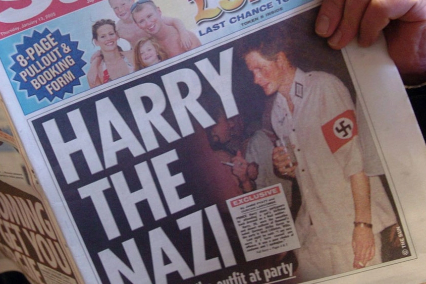 La prima pagina del The Sun con la foto del principe Harry vestito da nazista