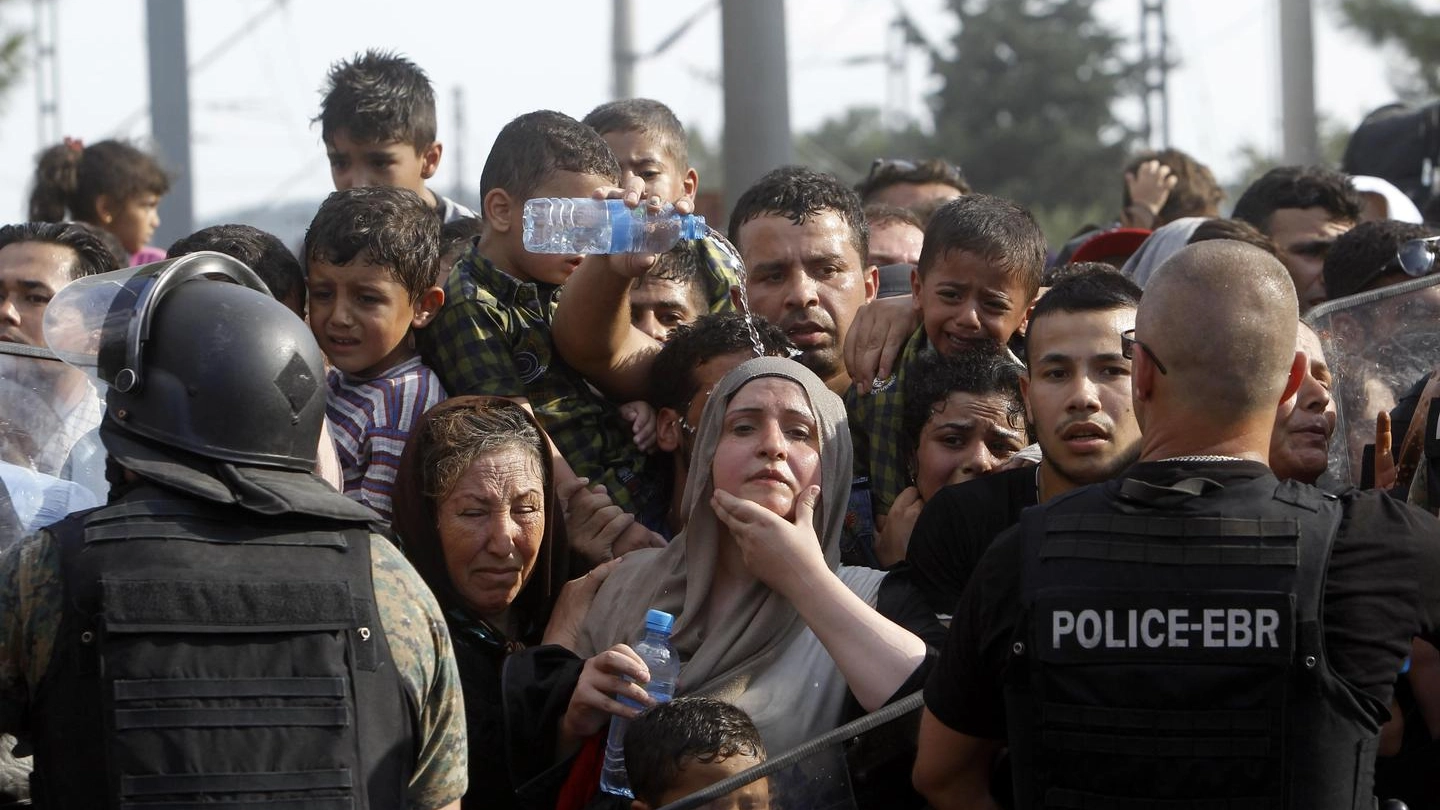 Migranti siriani bloccati al confine tra Grecia e Macedonia (Ansa)
