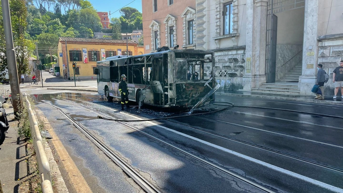 Roma, autobus in fiamme