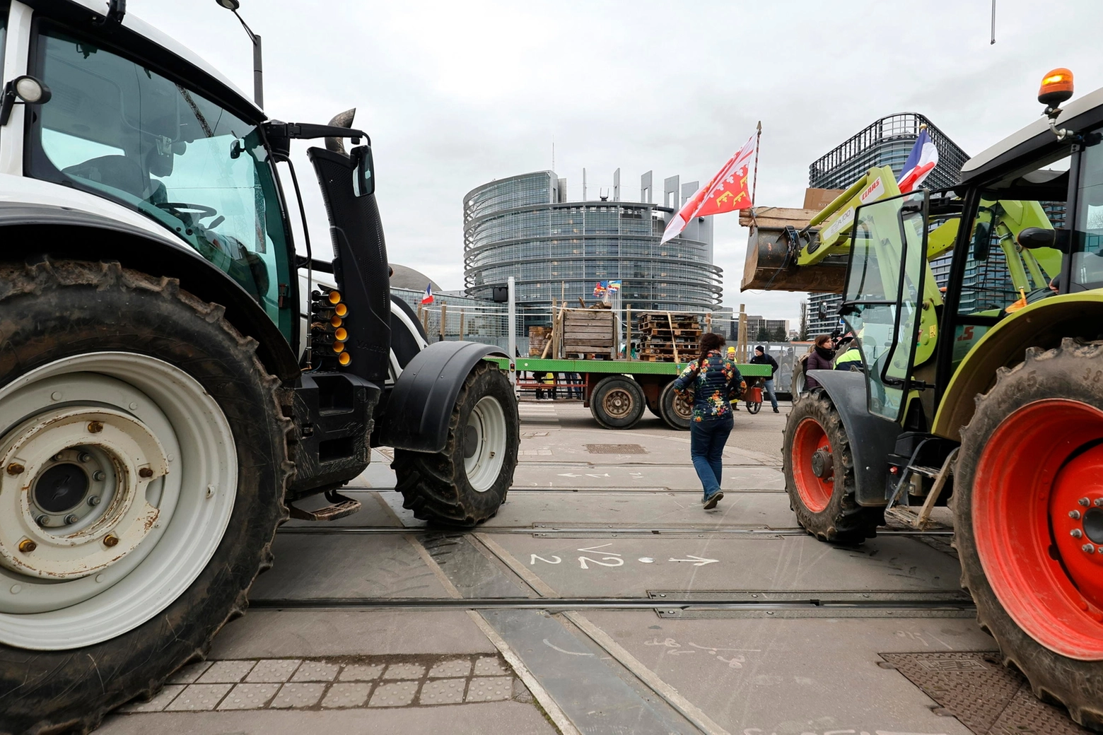 Circa cento trattori hanno bloccato l'ingresso dell'Eurocamera a Strasburgo