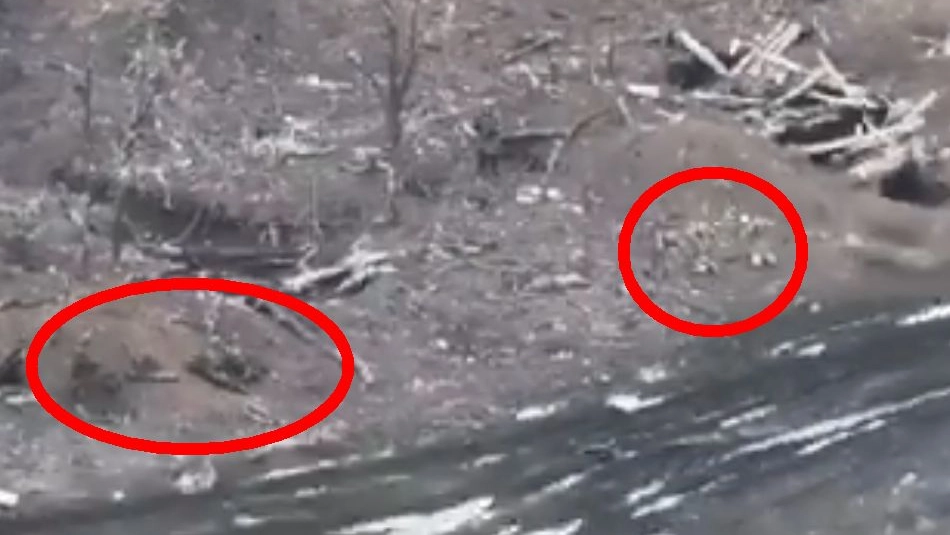 Sui social il video della fucilazione di tre prigionieri ucraini. Un fotogramma: a sinistra i sodati russi, a destra in ginocchio i tre militari di Kiev