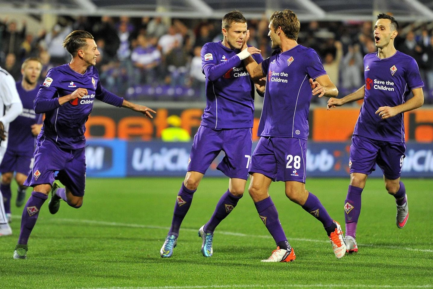 Fiorentina, Ilicic abbracciato dai compagni (Ansa)