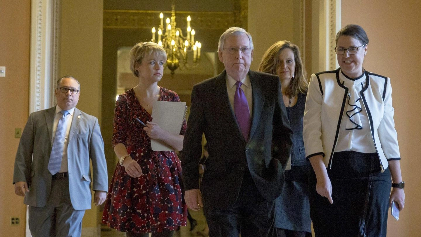 Trattative sullo shutdown in Senato, al centro il leader repubblicano McConnell (Ansa)