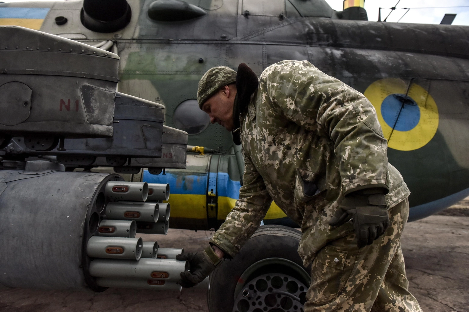 Un soldato ucraino carica un missile su un elicottero (Ansa)
