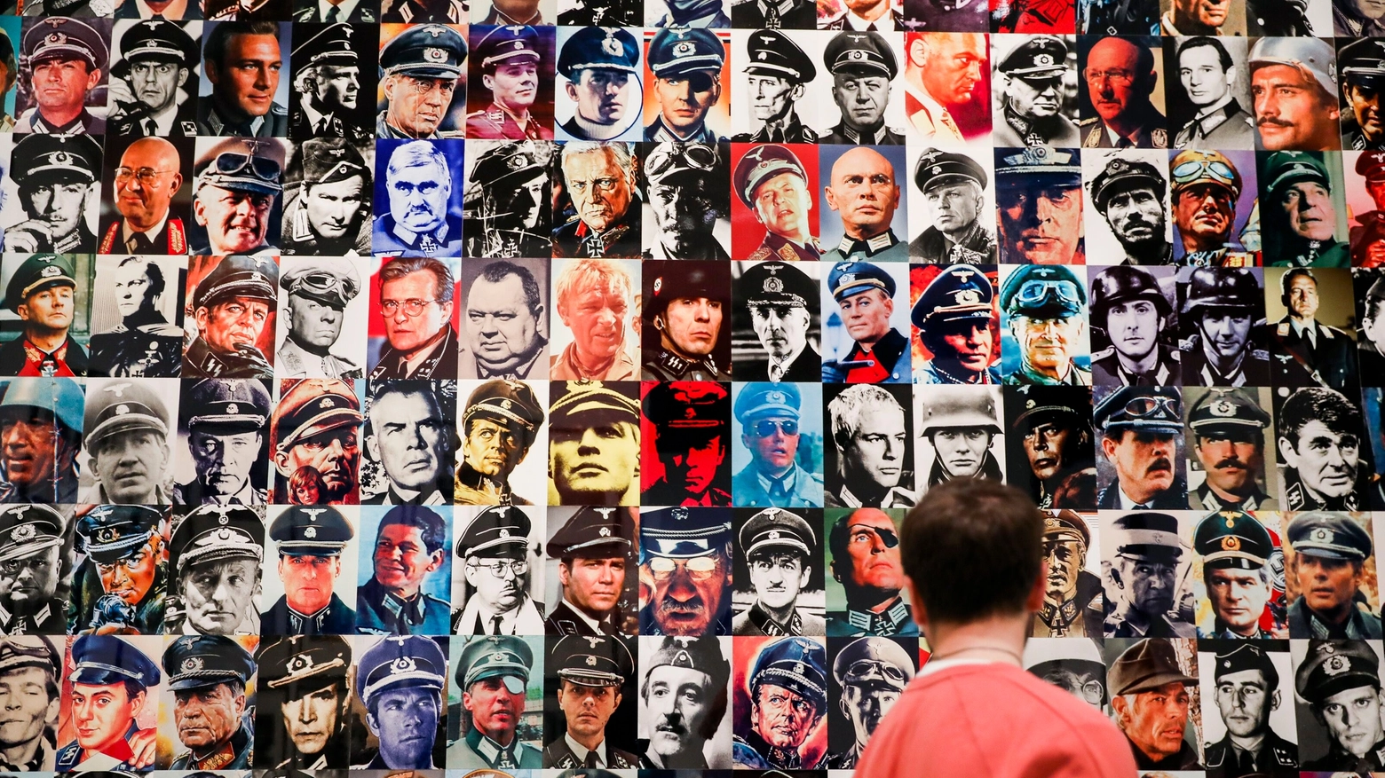 L’immensa parete con i ritratti di Piotr Uklanski degli ufficiali nazisti 