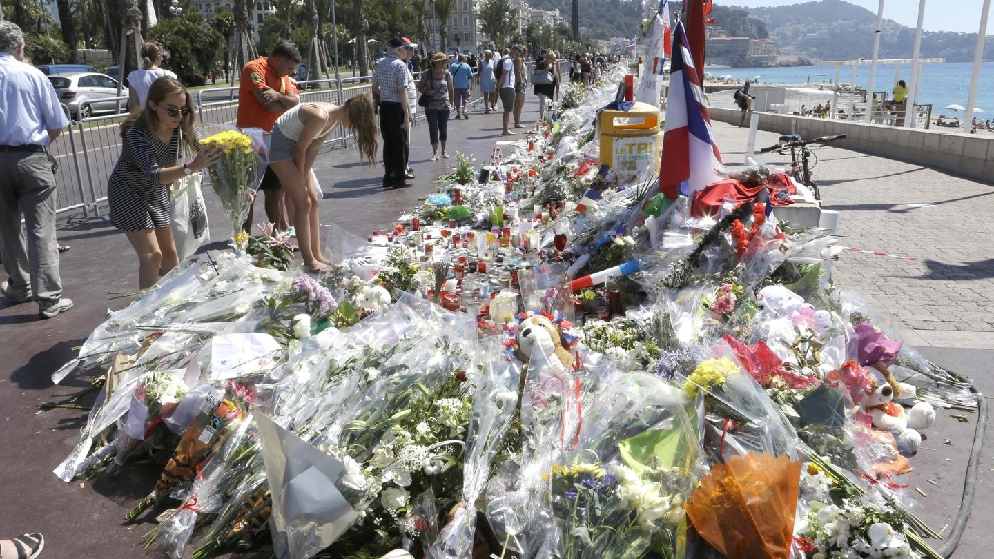 Nizza, fiori sulla Promenade dopo l'attentato