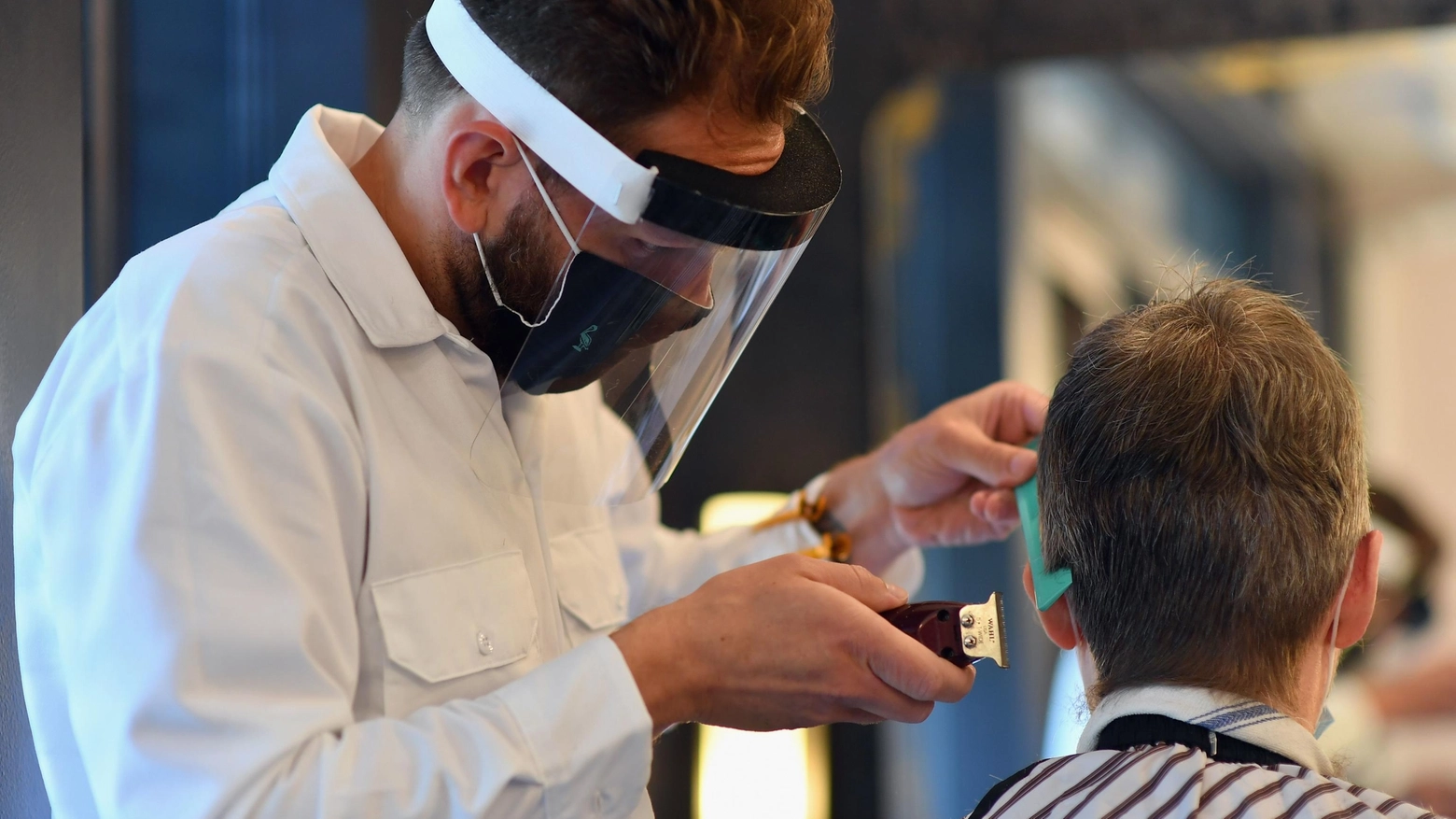 Napoli, barbiere lavorerà gratis per aiutare una donna malata: l’iniziativa