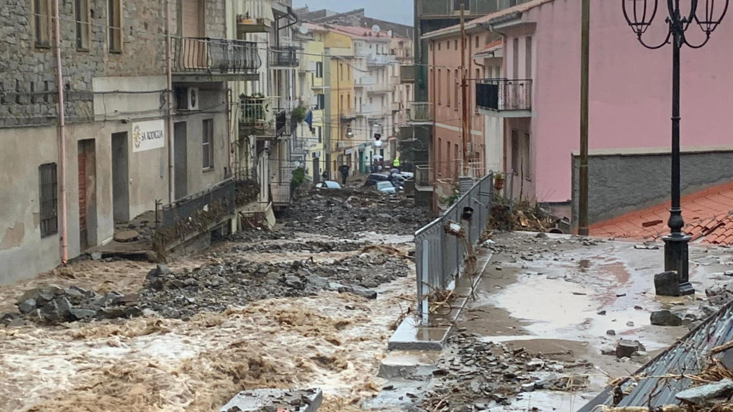 Alluvione Sardegna: a Bitti notte trascorsa a spalare fango (Ansa)