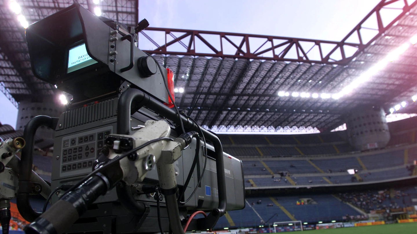 Una telecamera all'interno dello stadio Meazza a Milano (Ansa)
