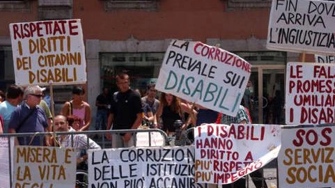 Una manifestazione di disabili davanti a Montecitorio (foto d’archivio)