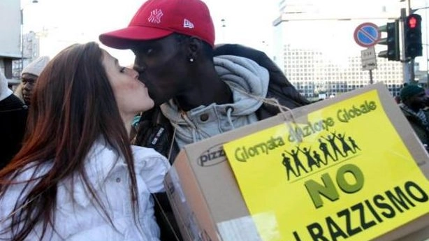 Una ragazza bacia il fidanzato senegalese 