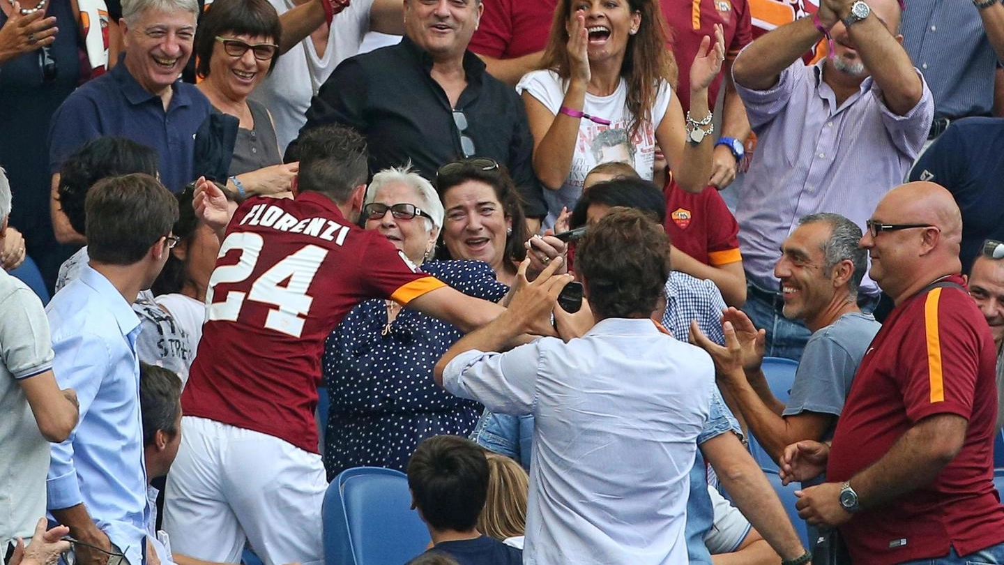 L'abbraccio tra Florenzi e la nonna dopo il gol (Ansa)
