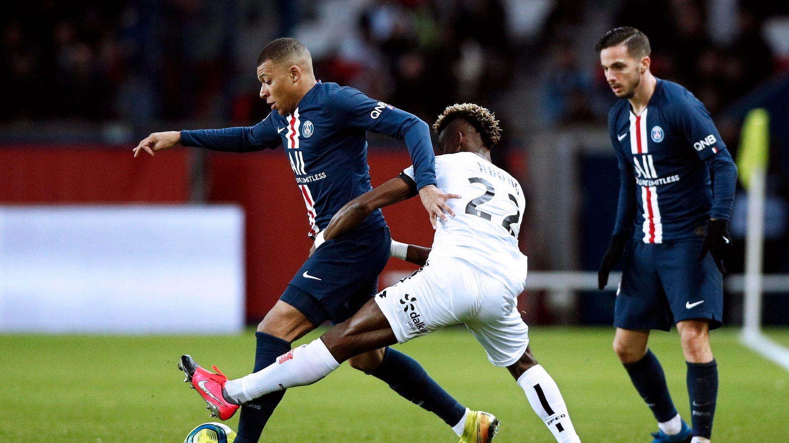 I calciatori francesi considerano pericolosa una ripresa della Ligue 1 (Epa)