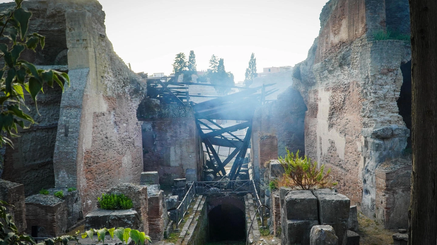 L'incendio all'Anfiteatro Flavio di Pozzuoli 