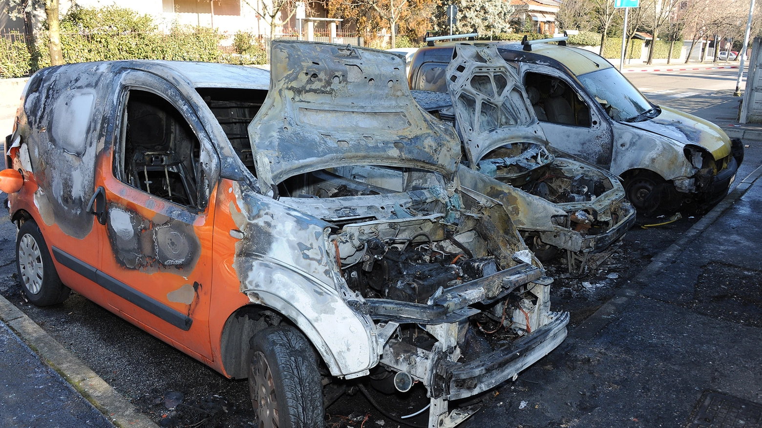 Le auto bruciate in via Menotti
