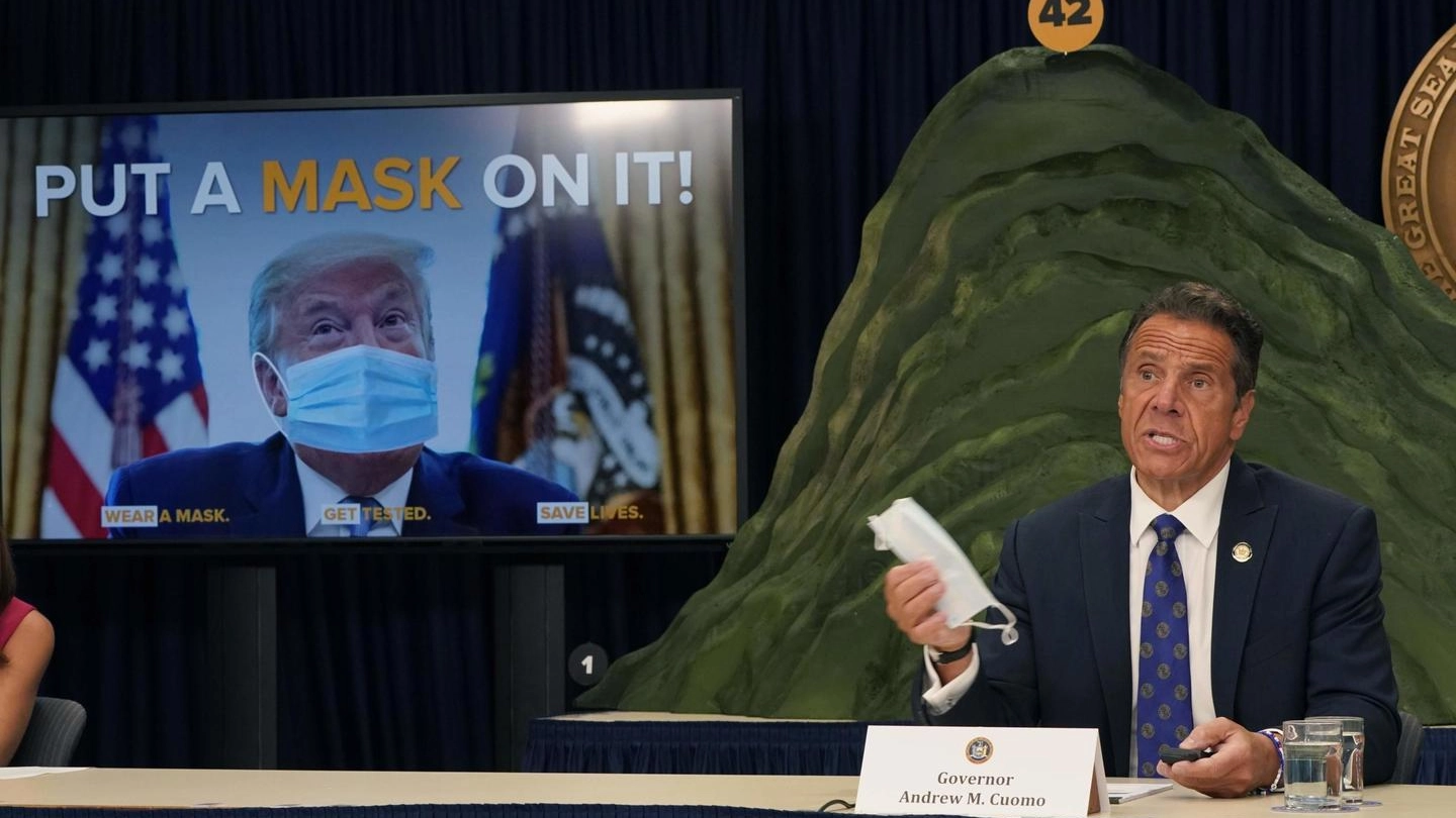 Andrew Cuomo consiglia a Trump di indossare la mascherina (Ansa)