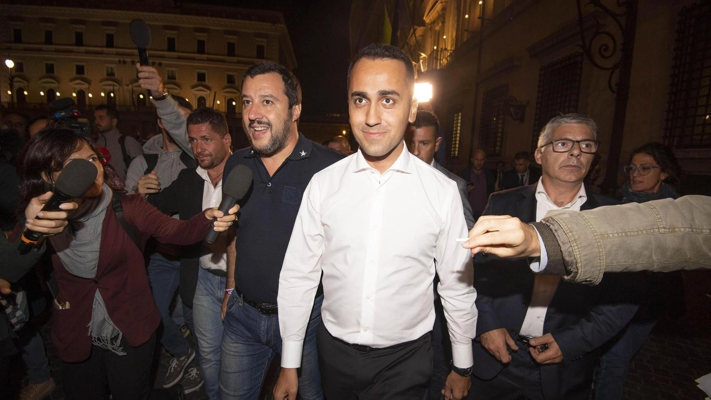Matteo Salvini e Luigi Di Maio stasera fuori da Palazzo Chigi (Ansa)