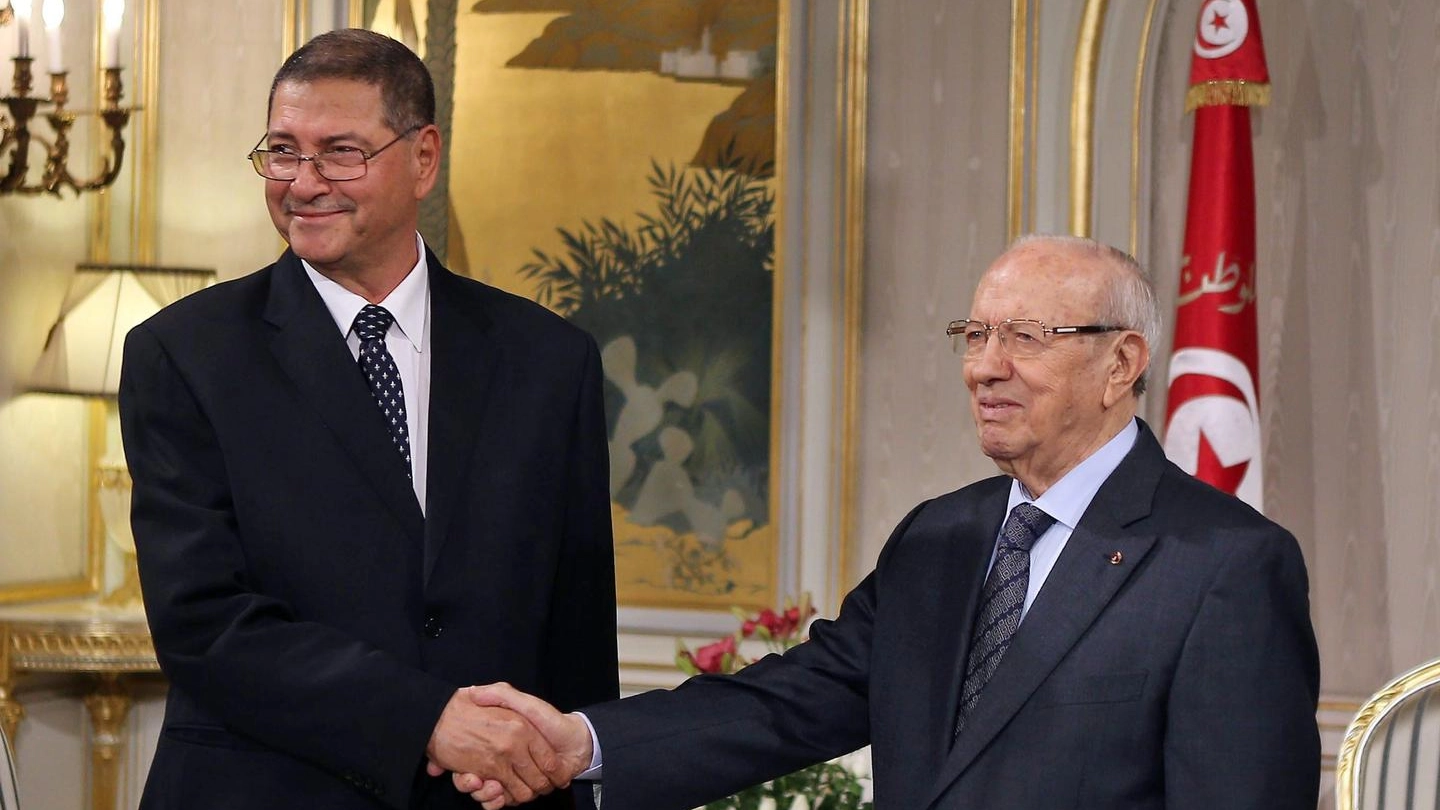 Tunisia: stretta di mano tra il premier incaricato Essid e il presidente Essebsi (Ansa)