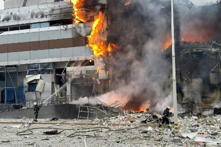 Guerra in Ucraina, un edificio in fiamme dopo il bombardamento russo