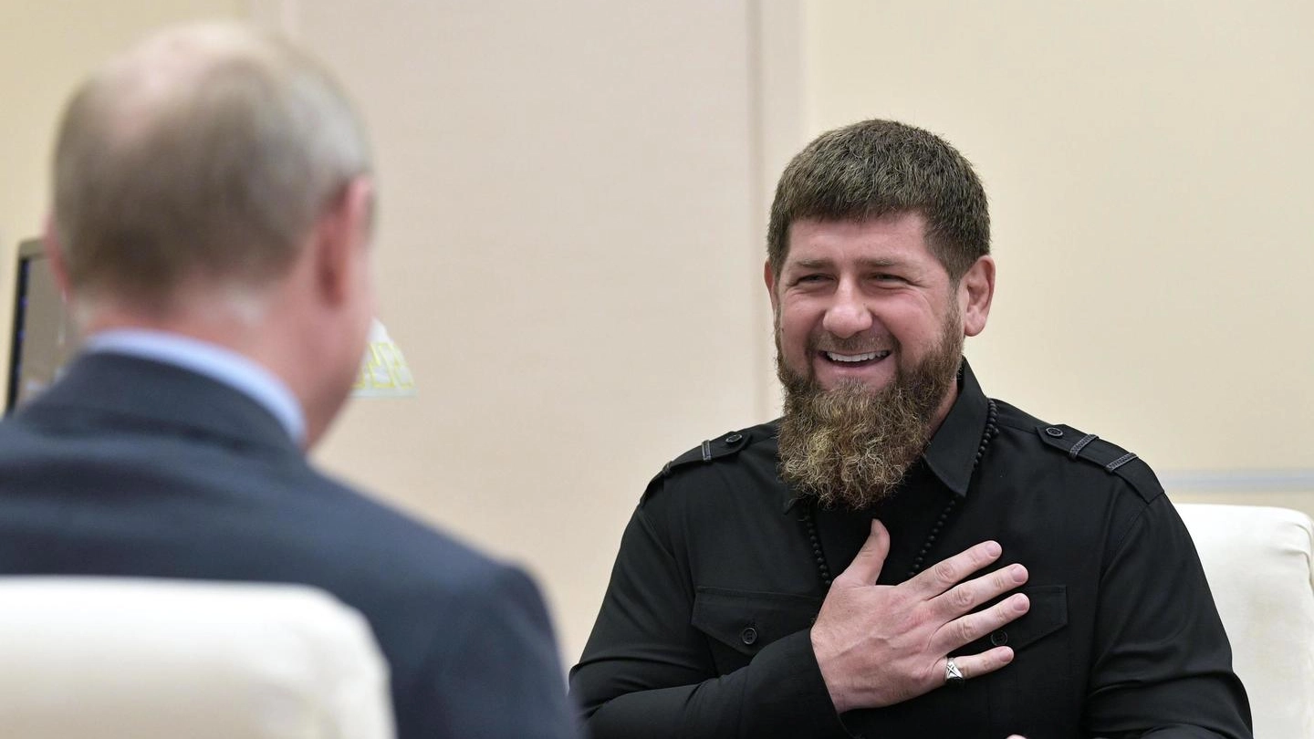 Ramzan  Kadyrov di fronte a Putin