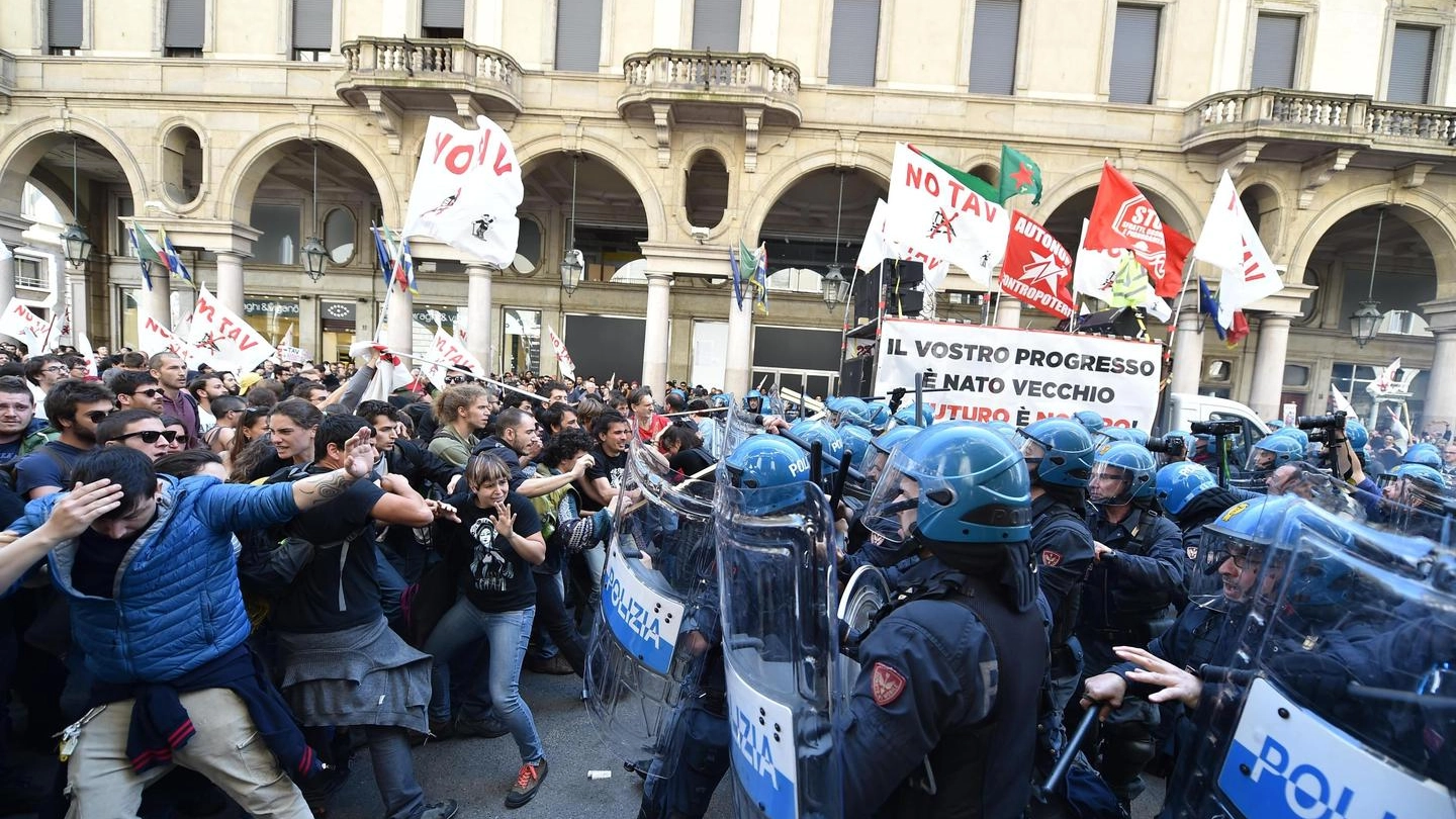 Torino, la polizia allontana i No Tav (Ansa)