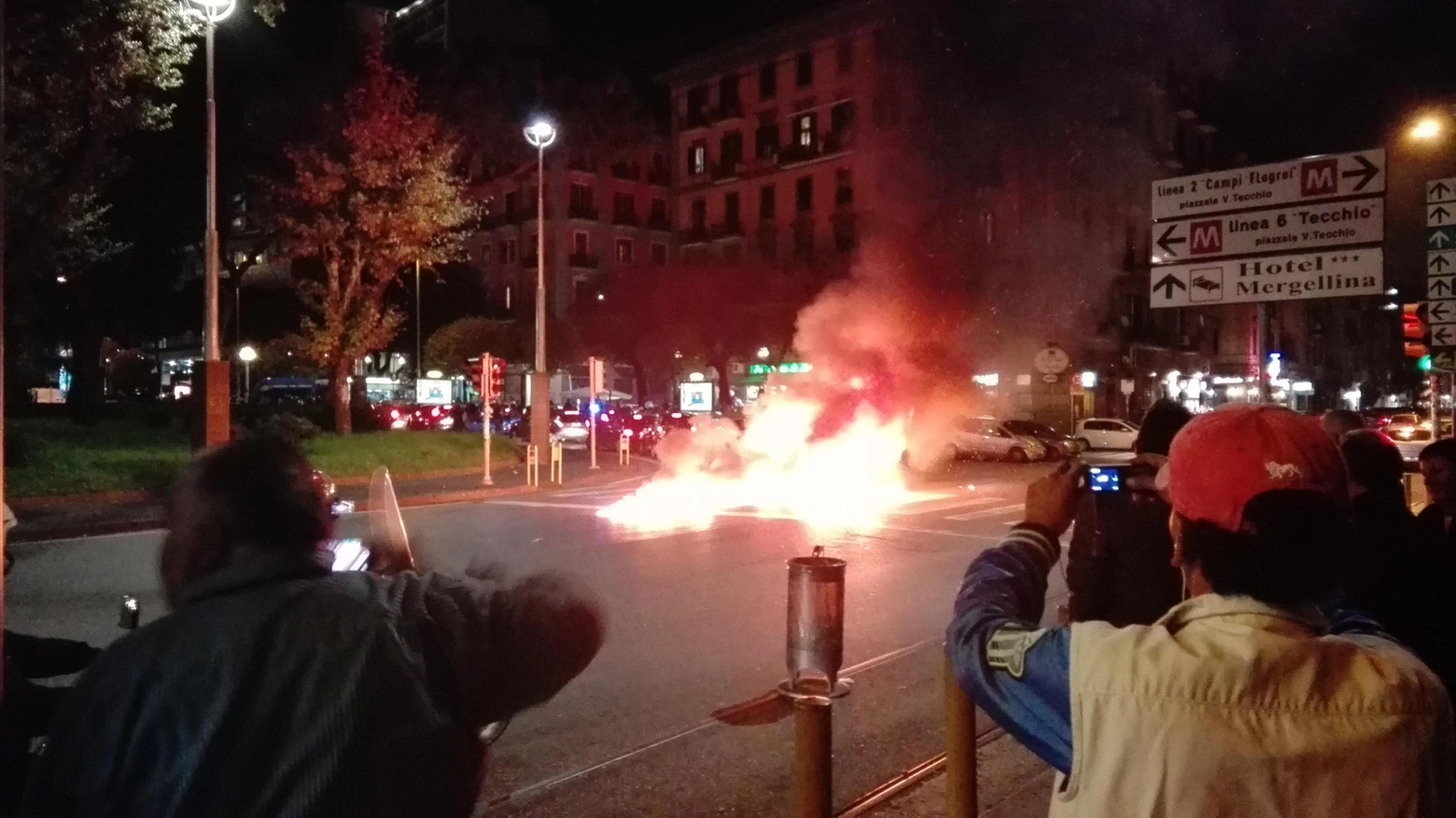 Taxi in fiamme a Napoli vicino allo stadio San Paolo (Ansa)