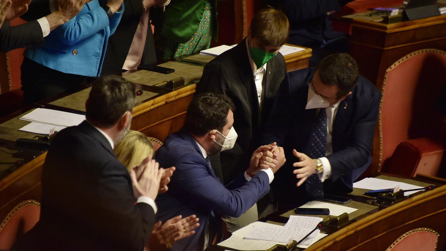 Matteo Salvini salutato dai suoi senatori dopo l'intervento in Aula