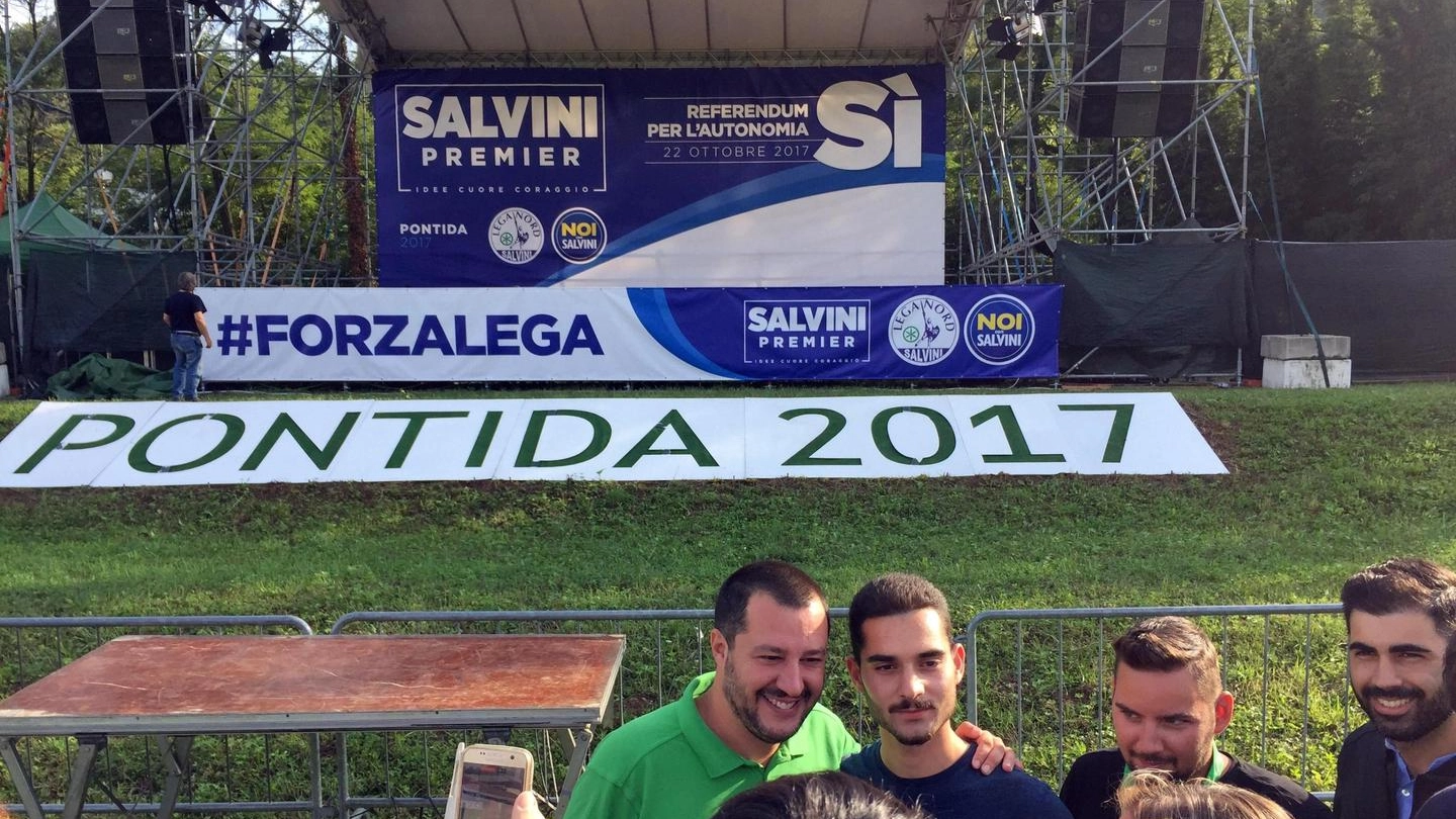Salvini si fa i selfie con i giovani leghisti sul prato di Pontida (Anas)