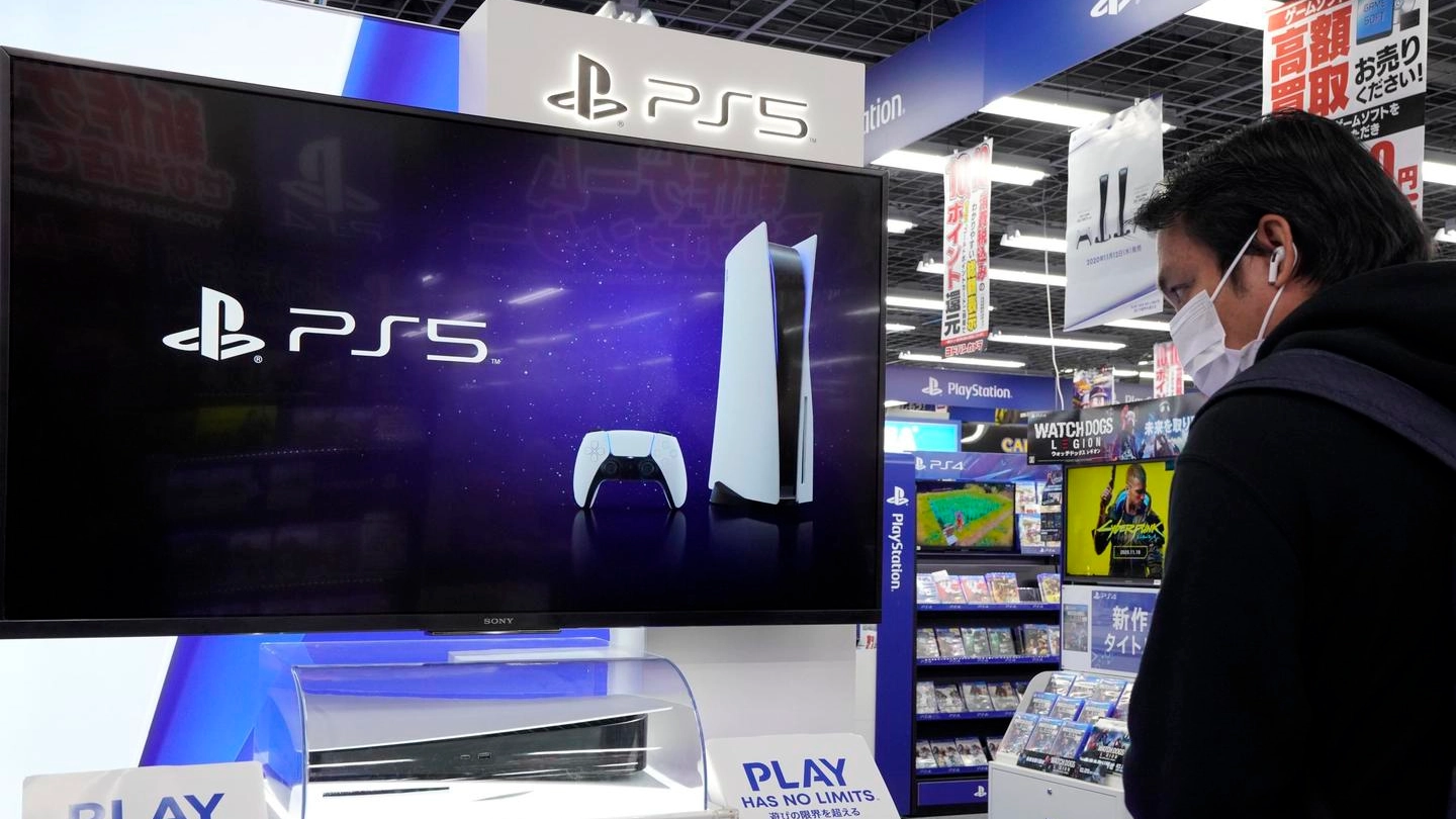 La PS5 in vendita in un negozio di Tokyo (Ansa)