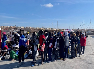Lampedusa: protesta dei migranti sul molo, carica delle forze dell’ordine. Hotspot al collasso: in 7mila dentro. Il sindaco: "Stato di emergenza”