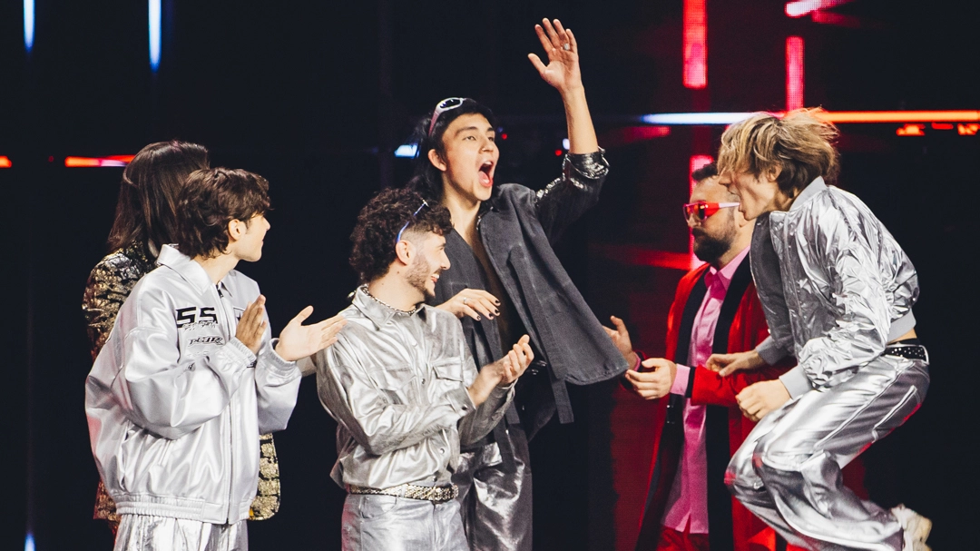 La gioia dei concorrenti di Dargen D'Amico durante il quarto live di X Factor